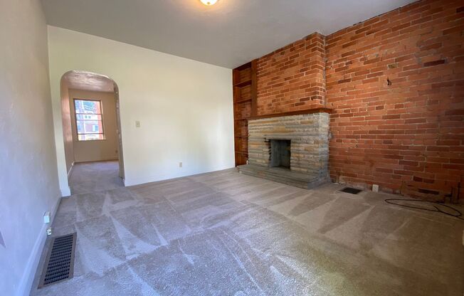 Spacious Two Bedroom Townhouse in Squirrel Hill! Fully Equipped Kitchen & W/D Included! Call Today