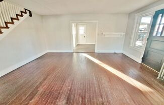 3 beds, 1 bath, $1,435, Unit 8 W Jackson