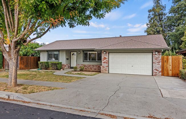 Charming Single Story 3 Bed, 2 Bath in Brentwood