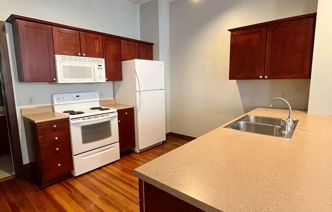 2 beds, 1 bath, $1,000, Unit Unit # 201