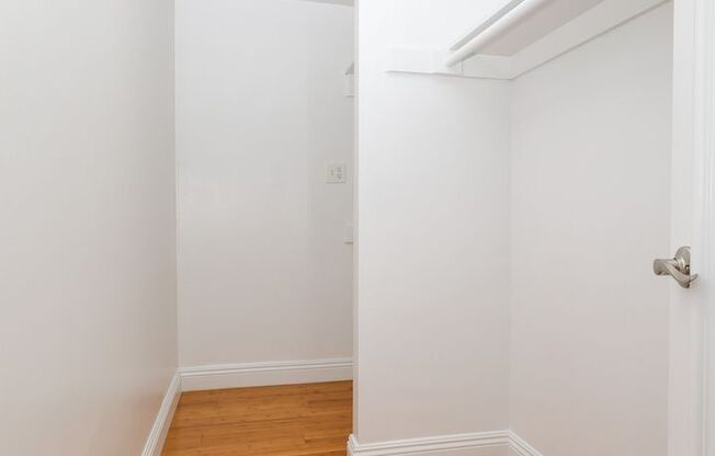 2 beds, 1.5 baths, 994 sqft, $3,995, Unit 17