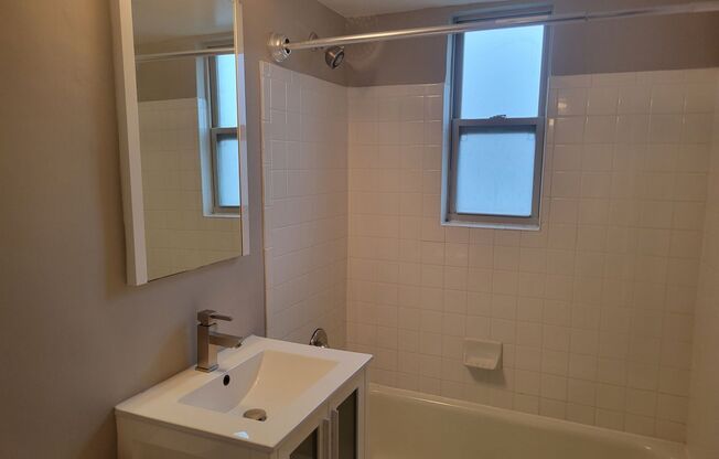 2 beds, 1 bath, $1,900, Unit (#31)