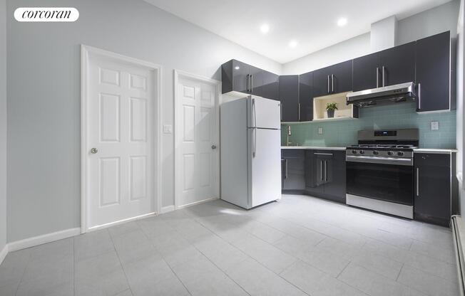 43 18 GREENPOINT AVE