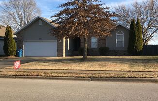 Executive Rental - Charming 3-bedroom 2 bath Ranch nestled in Springfield- Kickapoo High School - Coming Soon