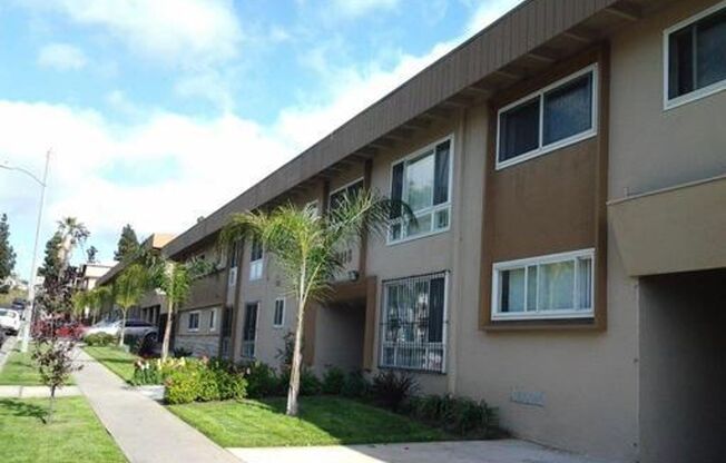 2 BEDROOM 1 BATH Apartment INGLEWOOD- DOWNSTAIRS, Parking included. 1/2 off the 1st month OAC must move in 2 weeks.