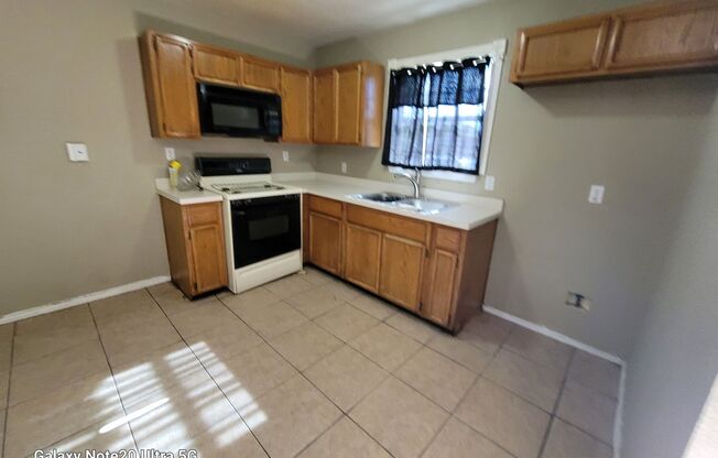 3 beds, 1 bath, $1,400