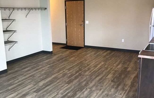 2 beds, 1 bath, 852 sqft, $1,400, Unit 1-205E
