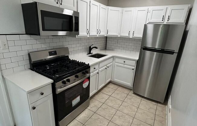 1 bed, 1 bath, 700 sqft, $2,300, Unit E05