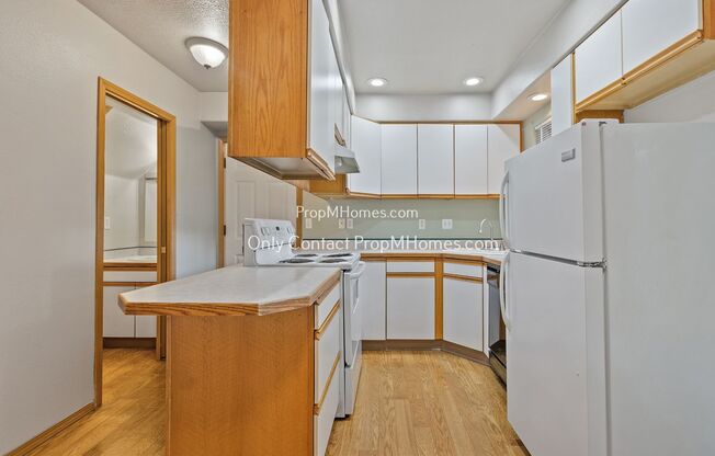 1 bed, 1.5 baths, $1,599, Unit 18757 SE Division Street