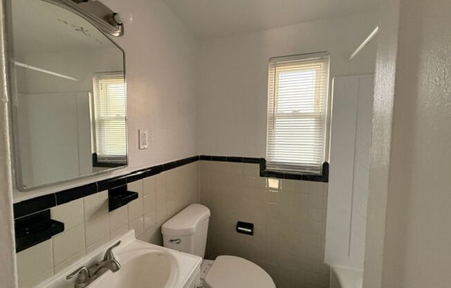 2 beds, 1 bath, $1,350, Unit 2949 Heather Place