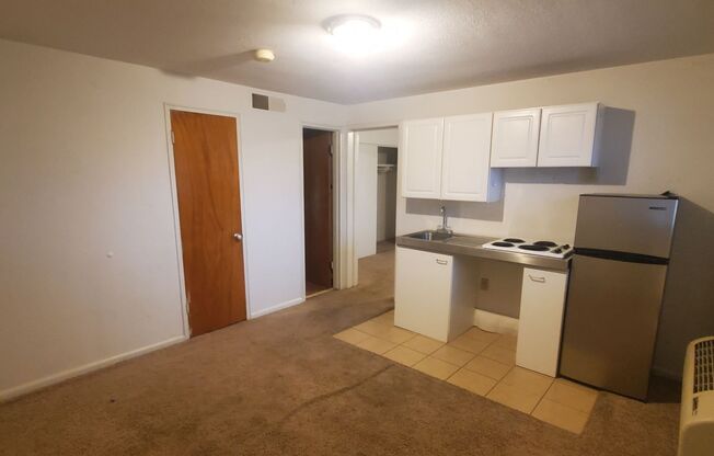 1 bed, 1.5 baths, $590, Unit H