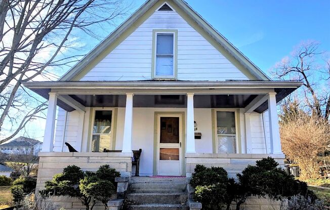 3 bed, 2 bath Home with GARAGE!