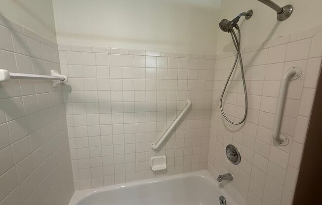 2 beds, 1 bath, 950 sqft, $1,775, Unit 7654CB