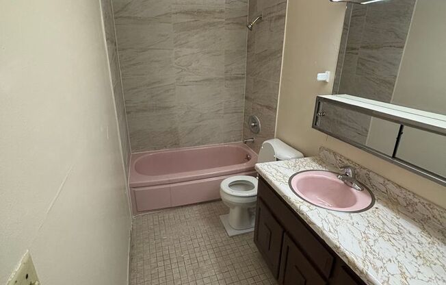 1 bed, 1 bath, 700 sqft, $899, Unit Custer-314