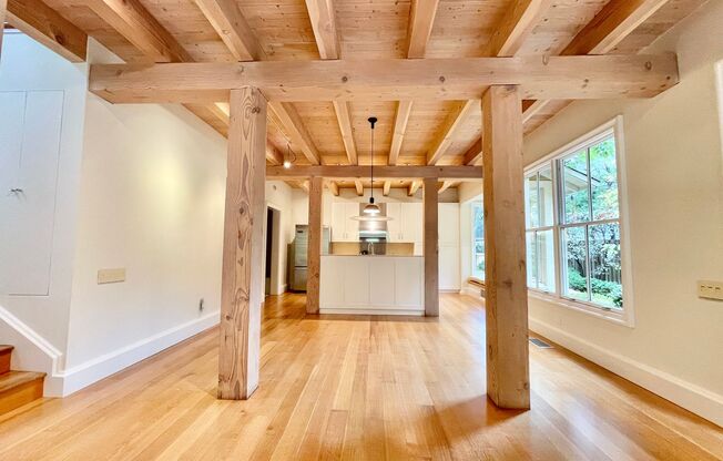 3BD 2.5BA Sycamore Park Architectural Masterpiece! Parking! Laundry! Garden. Pet. PROGRESSIVE