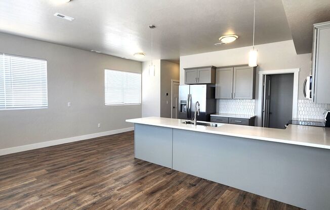 3 beds, 2.5 baths, $2,650, Unit 105
