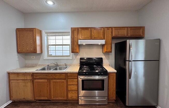 Available 8/1- Single Family home 2Bed 1bath located in Englewood