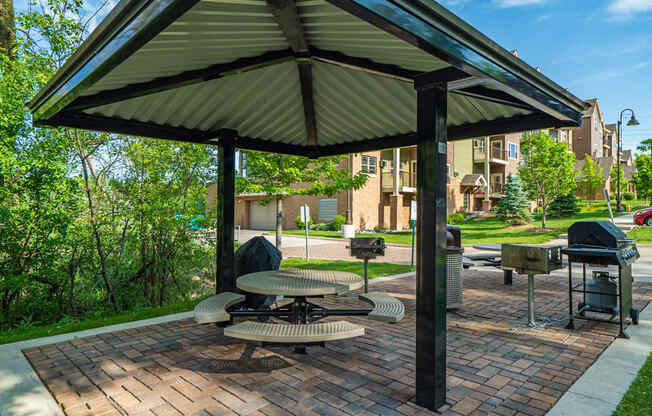 Arden Flats - Grilling and Barbecue Area