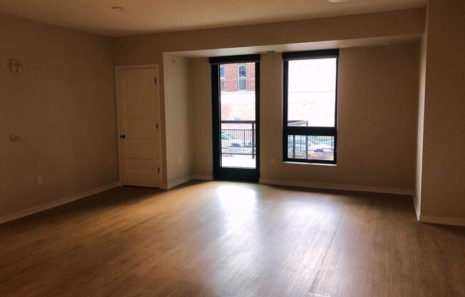 1 bed, 1 bath, 1,013 sqft, $2,989, Unit 102