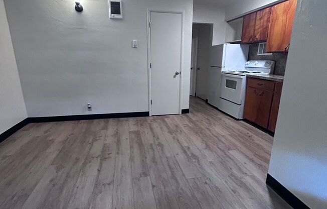 1 bed, 1 bath, $1,100, Unit 26