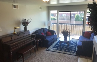 Beautiful 2 bedroom condo walk to Mckay Dee, shopping and WSU.