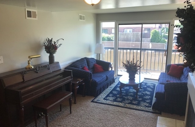 Beautiful 2 bedroom condo walk to Mckay Dee, shopping and WSU.