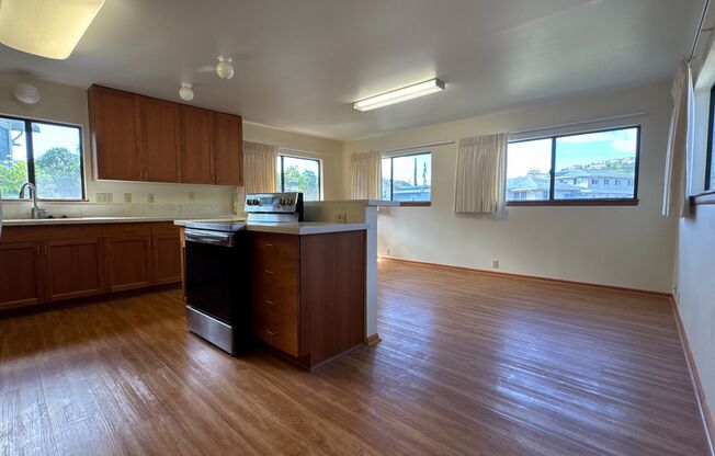 2 beds, 1 bath, $2,700, Unit # B