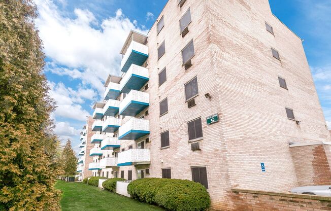 ***The Evalee Apartments * Pet Friendly * Move In Ready * Luxurious Apartments in Bethel Park * On the T***