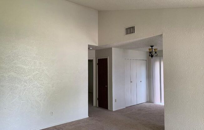 2 beds, 1 bath, 840 sqft, $1,400