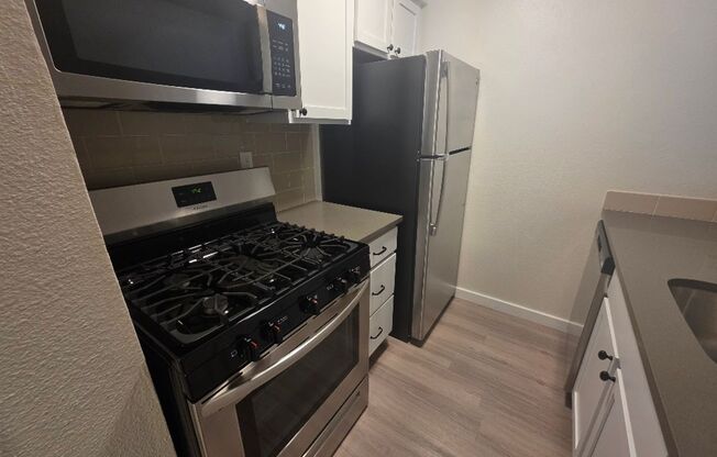 1 bed, 1 bath, 700 sqft, $1,096, Unit ELP2200-216
