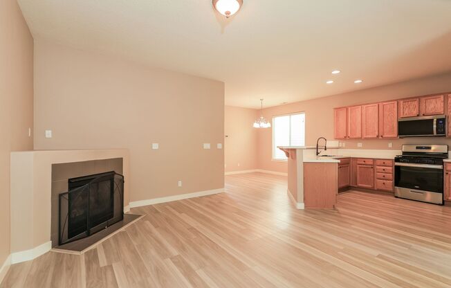 Progress Ridge 3 bed 2.5 bath + 1 -Car Garage + A/C + Fenced Yard