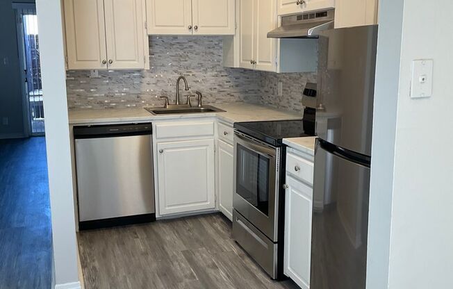 2 beds, 1.5 baths, 905 sqft, $890, Unit C04