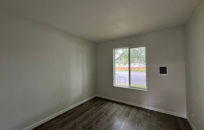 2 beds, 1 bath, 840 sqft, $1,300, Unit 689