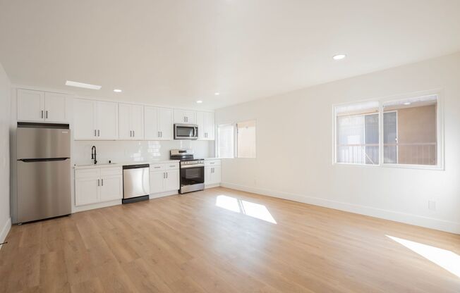 6 WEEKS FREE! Newly Remodeled 2 bed / 1 bath in Hollywood