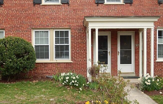 Charming 1 Bed 1 Bath Townhome Style Condo In Historic Arlington Village