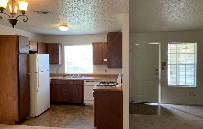 2 beds, 1 bath, 840 sqft, $1,400