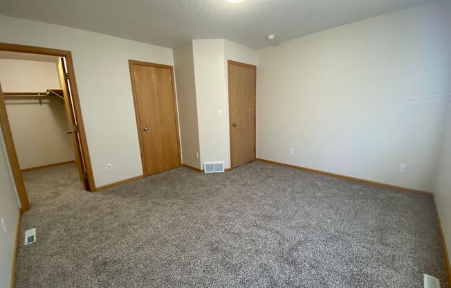 Spacious South Moorhead Twinhome with Double Garage & Prime Location!