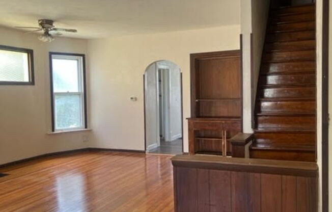 3 beds, 1 bath, $1,200, Unit 1843 W 3rd Street