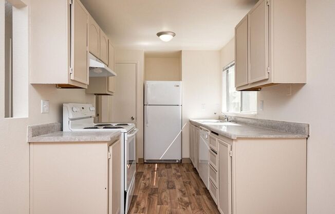 Dakota Knoll Apartments - Come Home to Comfort