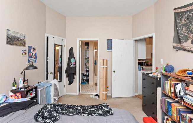 4607 N PAULINA