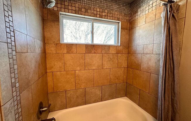 2 beds, 1 bath, 800 sqft, $1,695, Unit 509 7th St - Upper unit