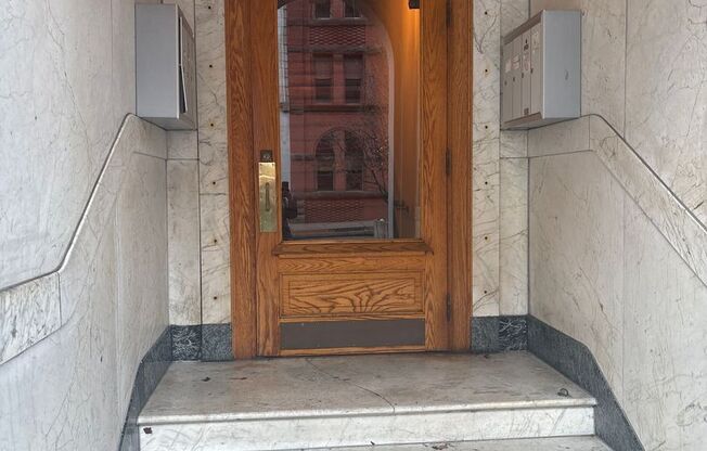 Available Now! Modern Spacious Studio Apartment in the Rosenmiller Building in Downtown York City