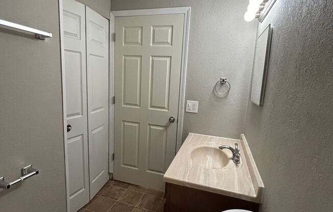 1 bed, 1 bath, 576 sqft, $1,150, Unit 164