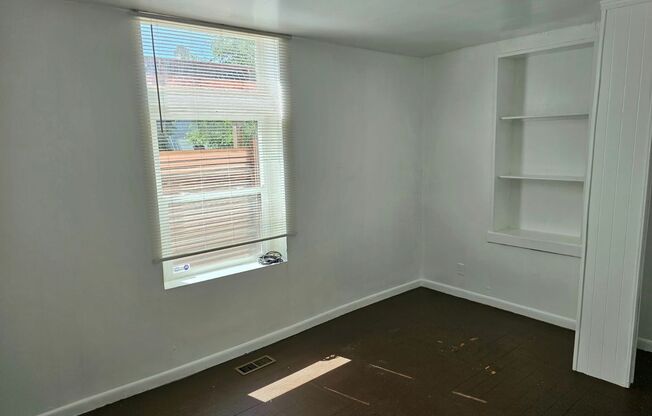 Private Guy Room in 5 bedroom 2 bath triplex