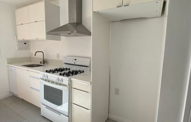 Studio, 1 bath, 400 sqft, $1,495, Unit 14B