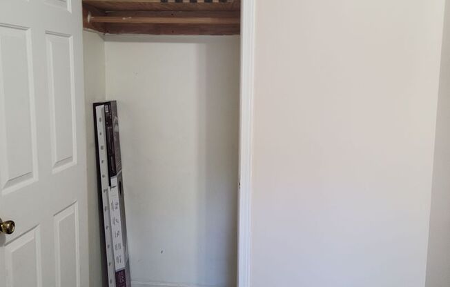 2 beds, 1 bath, 913 sqft, $1,595, Unit Apt. B