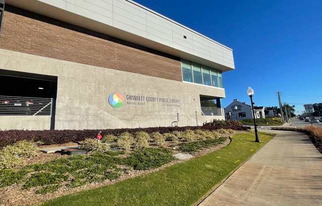 A building with a sign that says Gwinnett County Public Library.