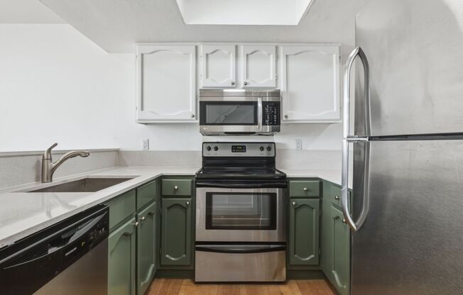 2 beds, 1 bath, 950 sqft, $2,750, Unit 705