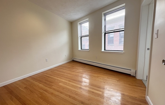 2 beds, 1 bath, $2,800, Unit 3