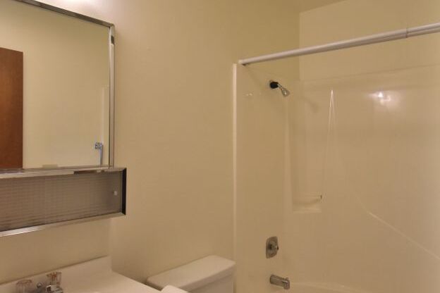 2 beds, 1 bath, $1,150, Unit 948 Vine St. #2